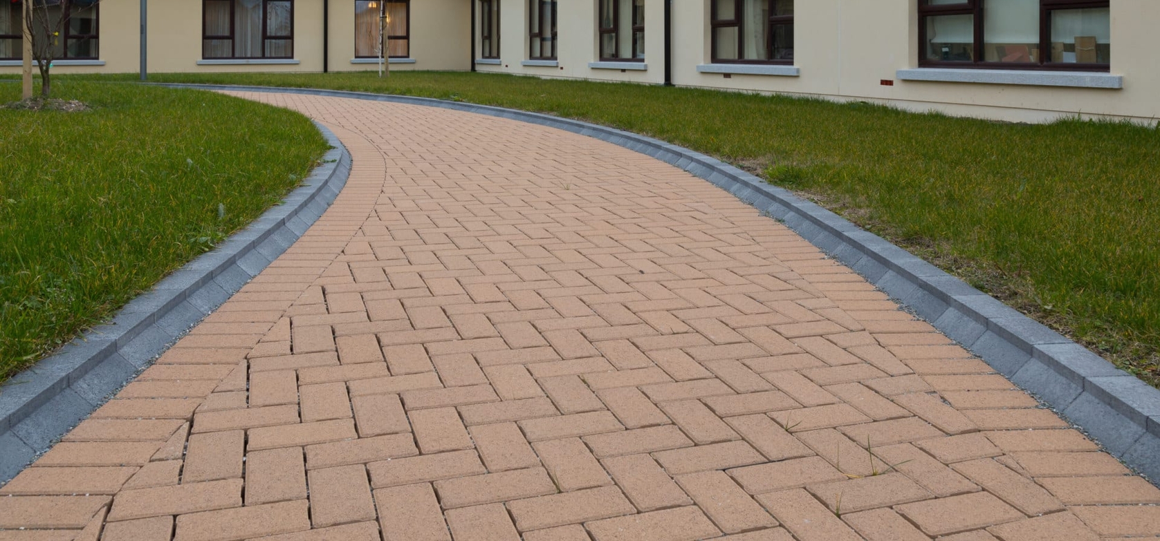 Aqua Cobblesett Tan & Charcoal Kerb Block