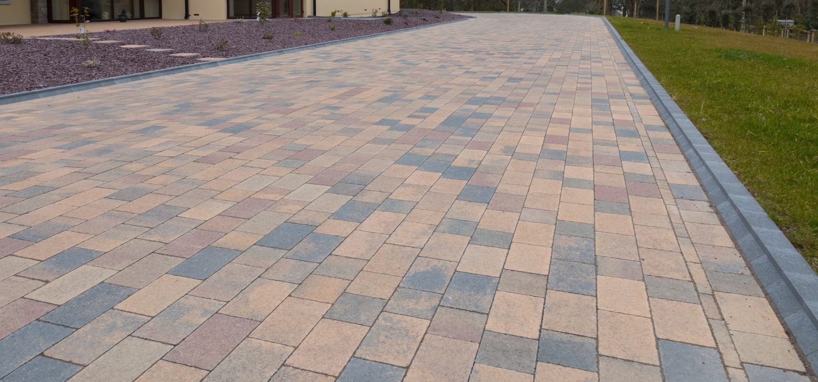 Castlestone Paving Curragh Blend & Charcoal Kerb Block