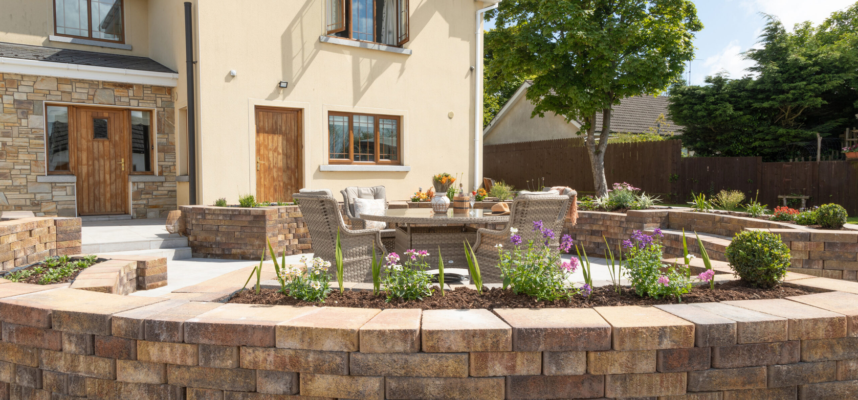 Petite Bordeaux Walling Sandstone & Grigio Porcelain Paving