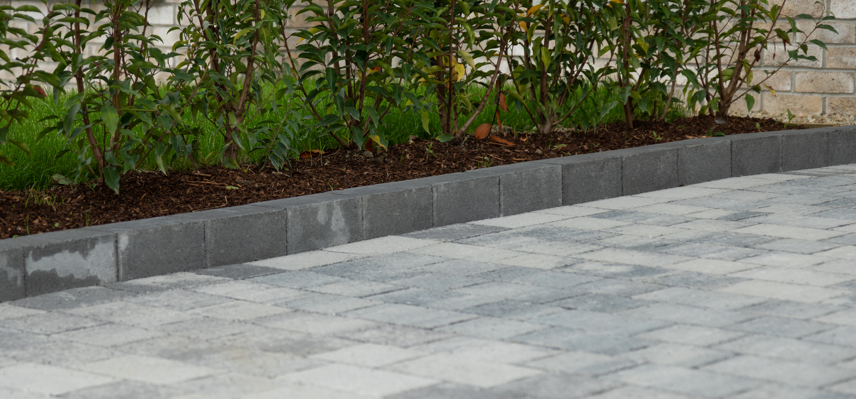 Aqua Castlestone Limestone Blend & Castlestone Charcoal Kerb